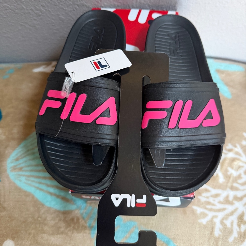 FILA Slide LT~Women’s Size 8~New in box🖤🩷🖤🩷